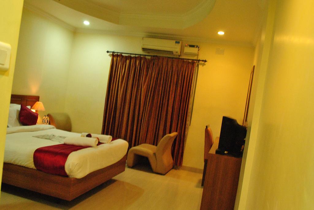 Hotel Sona'S Tiruchirappalli ภายนอก รูปภาพ